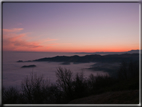 foto Colline nella nebbia al Tramonto